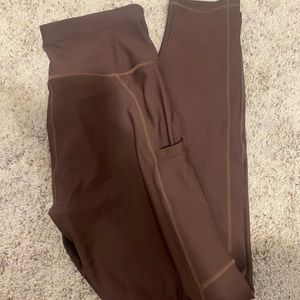 F A B L E T I C S || high-waisted leggings in brown.